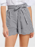 Short rayé tendance avec ceinture et bords festonnés
