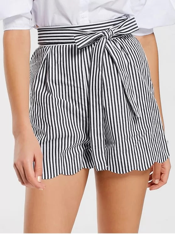 Short rayé tendance avec ceinture et bords festonnés