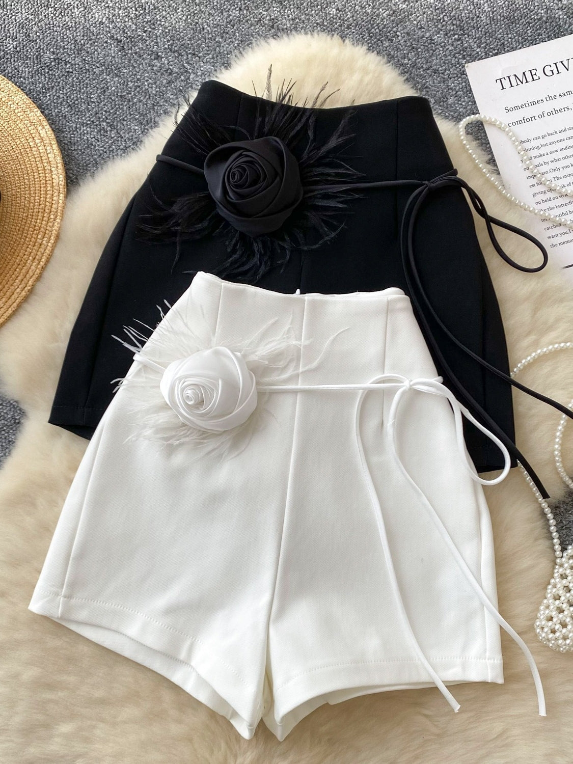 Short d'été avec décoration rose