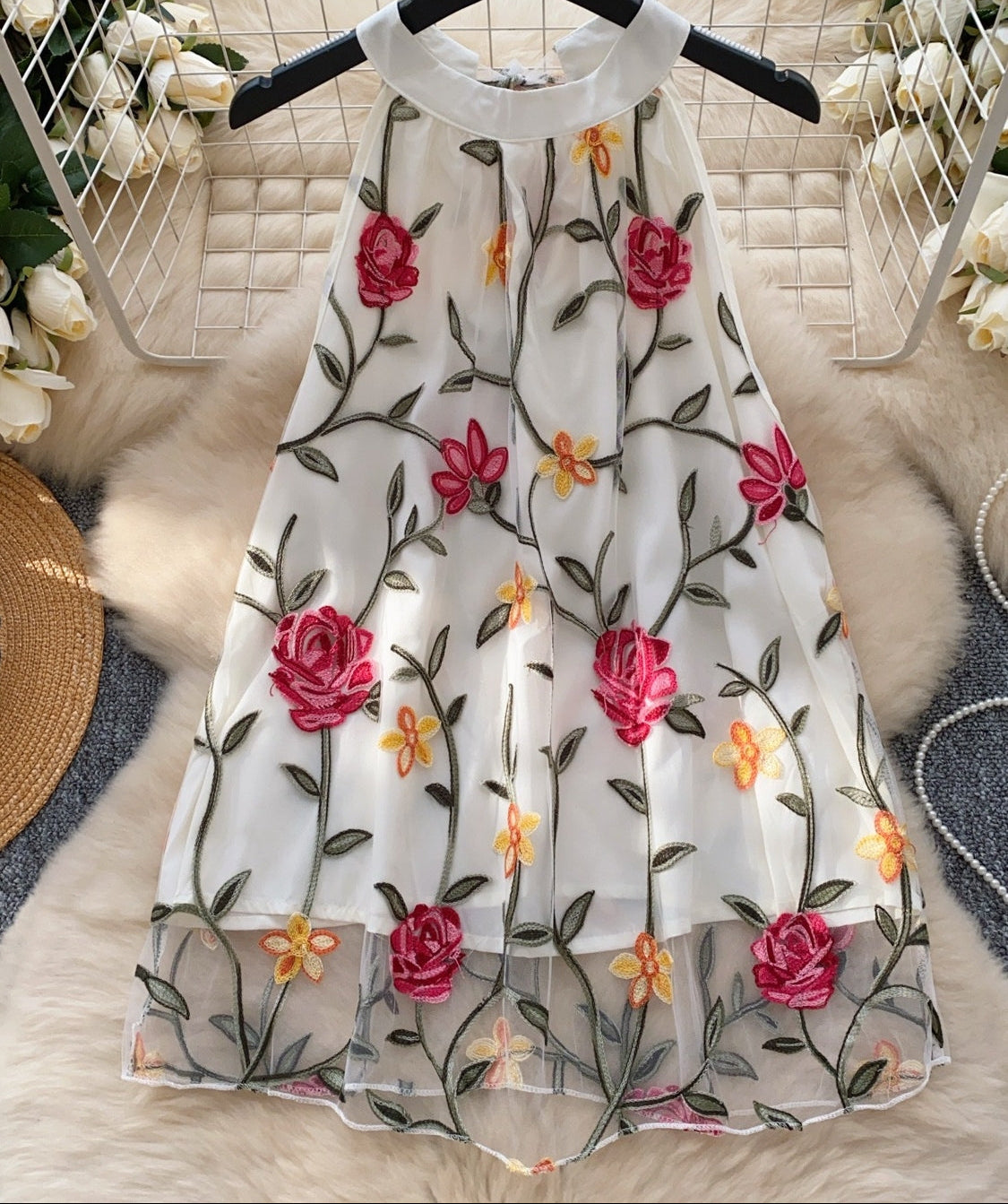 Top sans manches brodé de fleurs