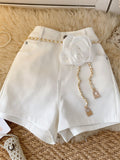 Short chic avec détail chaîne rose