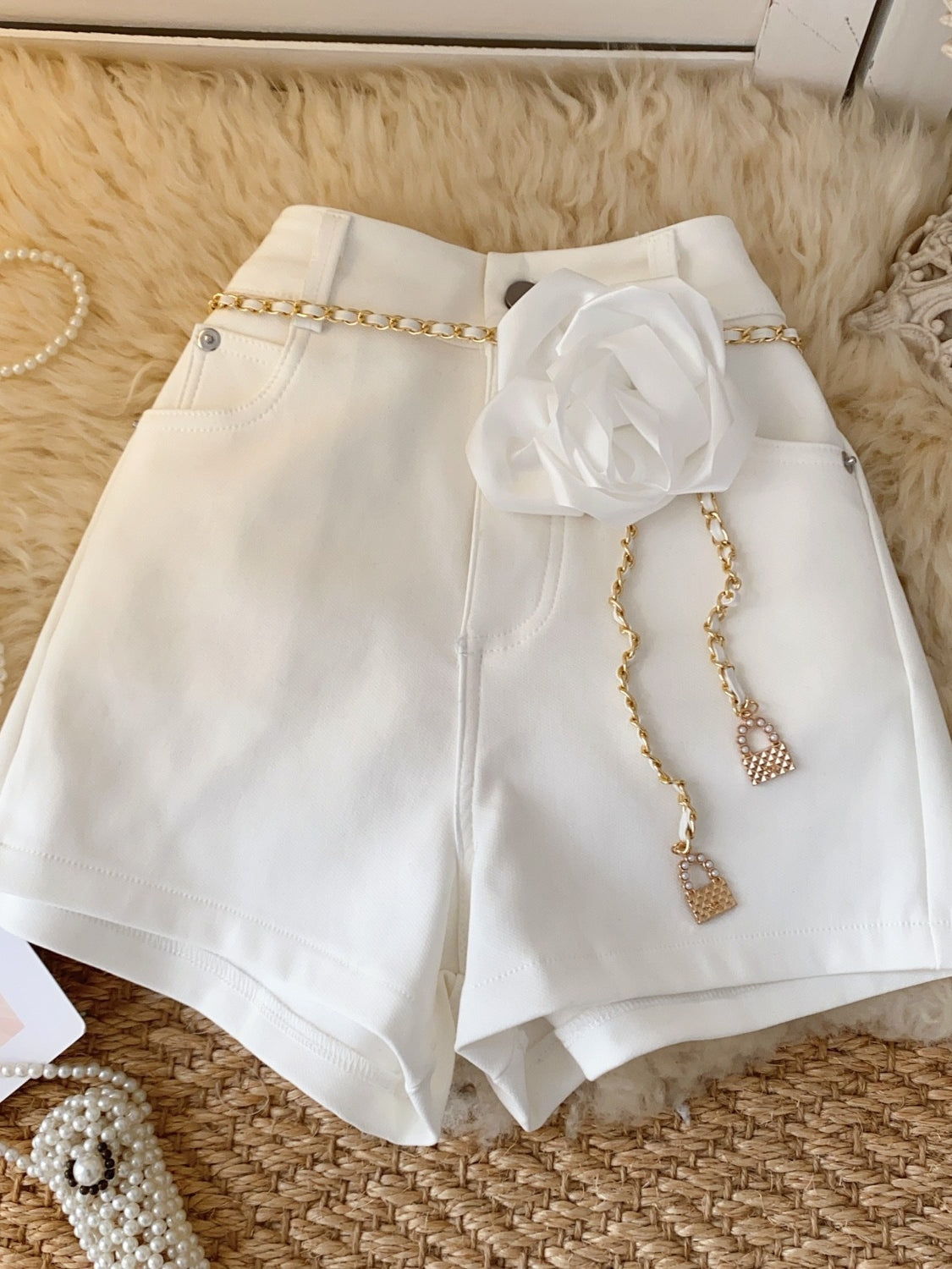 Short chic avec détail chaîne rose