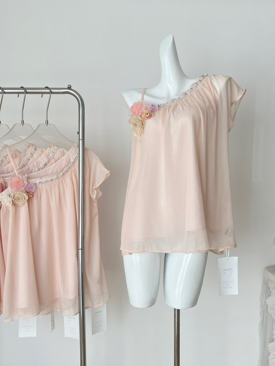 Haut rose fleuri avec sequins et épaule unique