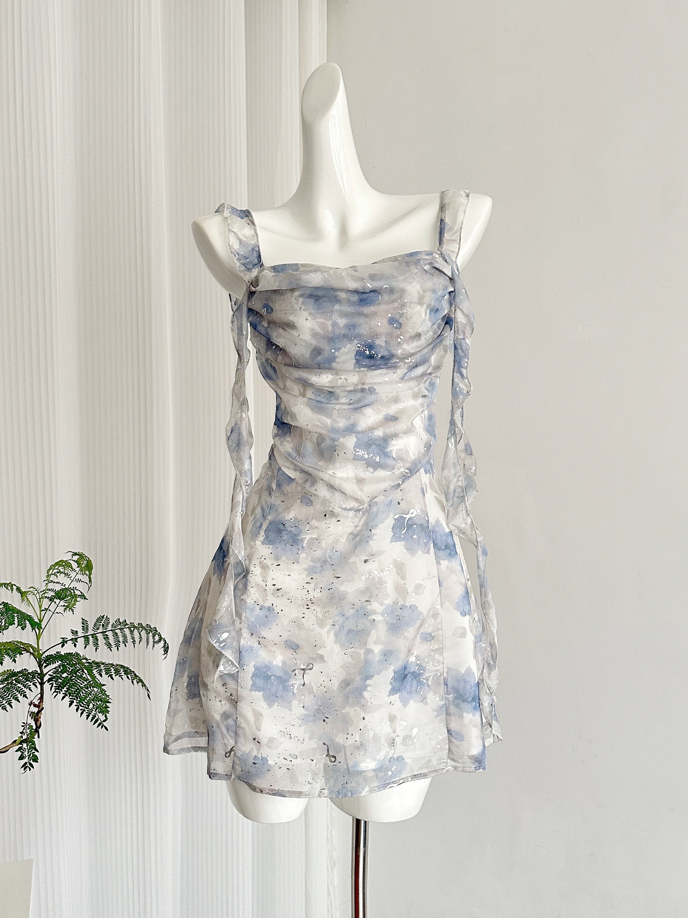 Robe d'été élégante bleue à imprimé aquarelle