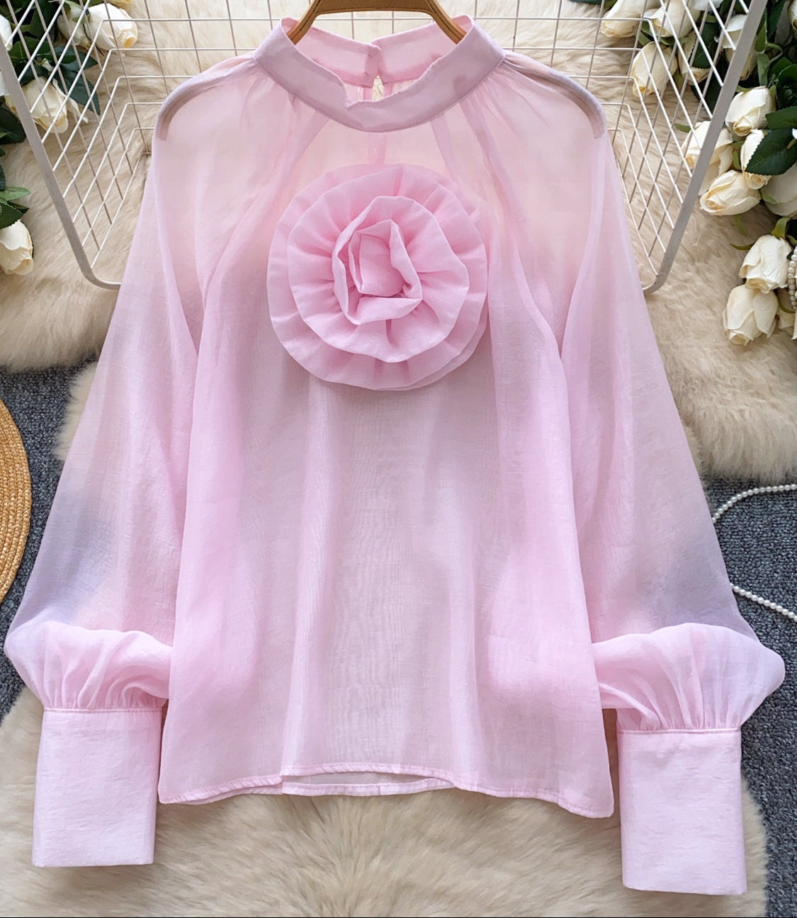 Blouse rose en mousseline à col montant et fleur 3D