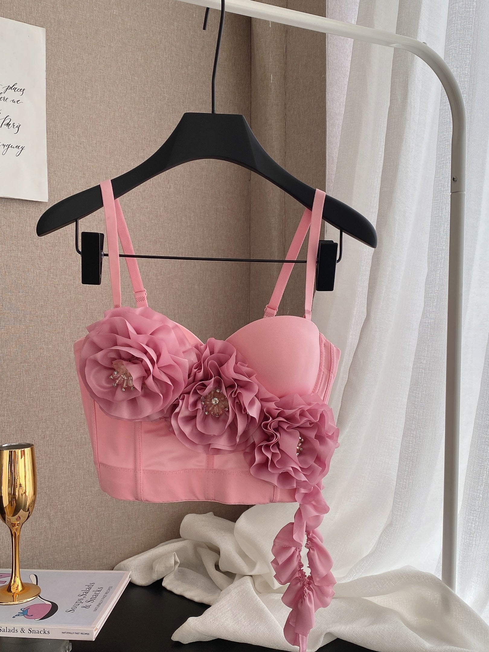 Top bustier rose avec décorations florales 3D