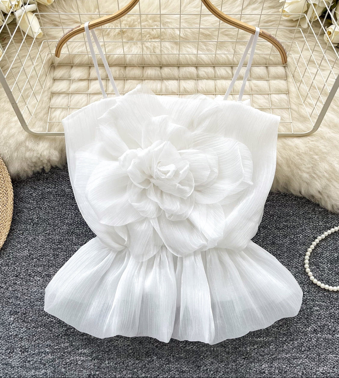 Top blanc d'été à bretelles avec fleurs