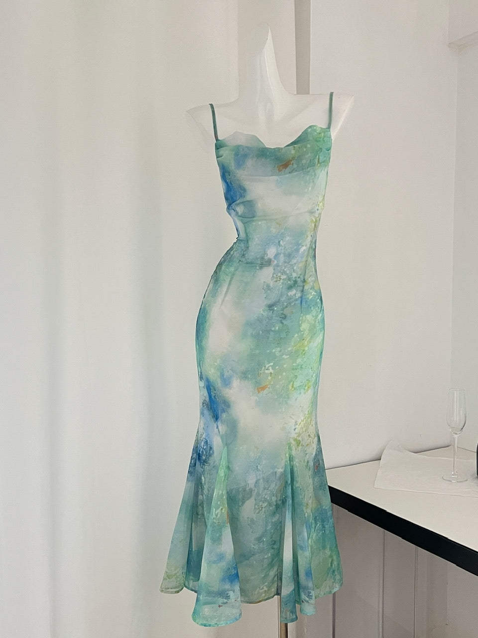 Robe évasée à bretelles fines avec imprimé aquarelle